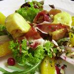 Lindenhof Peritz - Salat mit Orangen und Serano und geschmolzenen Käsebruschetta